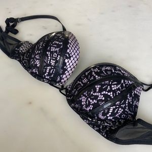 Victoria’s Secret bombshell plunge